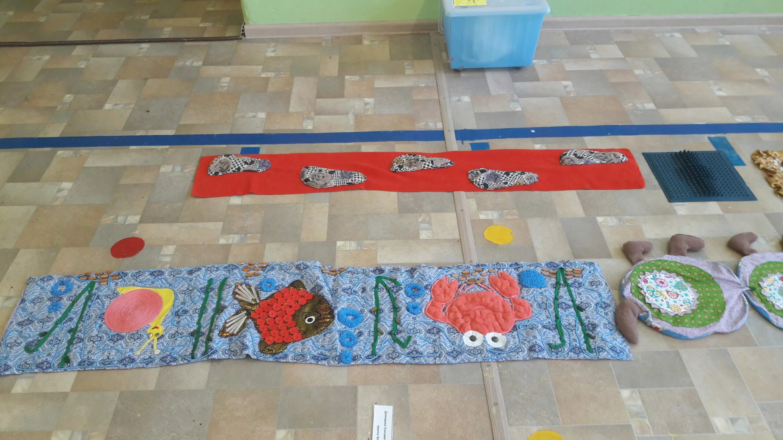 дорожка здоровья для детей в детском саду. массажные дорожки на участке. оздоровительные дорожки в детском саду. дорожка здоровья в детском саду. массажные дорожки в доу.