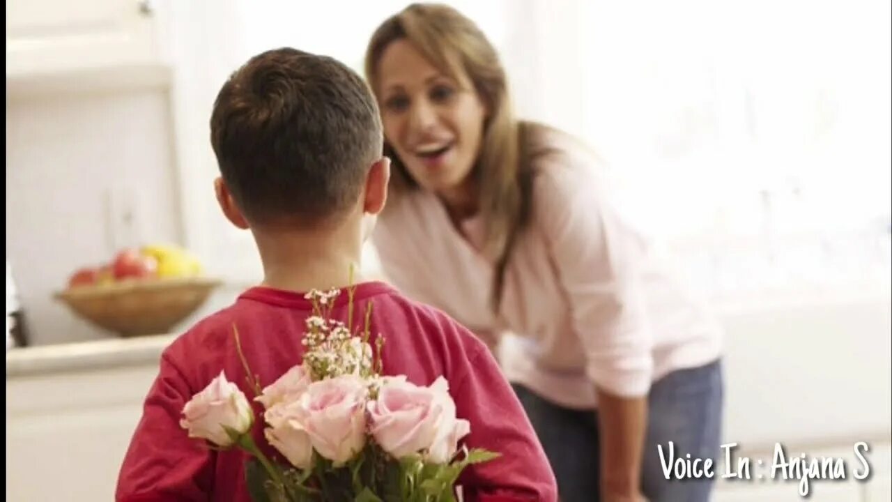 Сын с цветами для мамы. Маме дарят цветы. Ребенок дарит цветы маме. Мальчик дарит цветы маме. Дети с цветами.