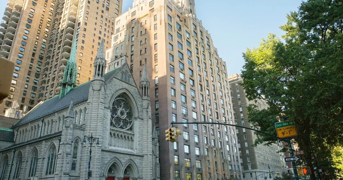 Дом из охотников за привидениями нью йорк. 55 central park west. Здание 55 central park west. Новосибирск, покатная ул. Central 55.