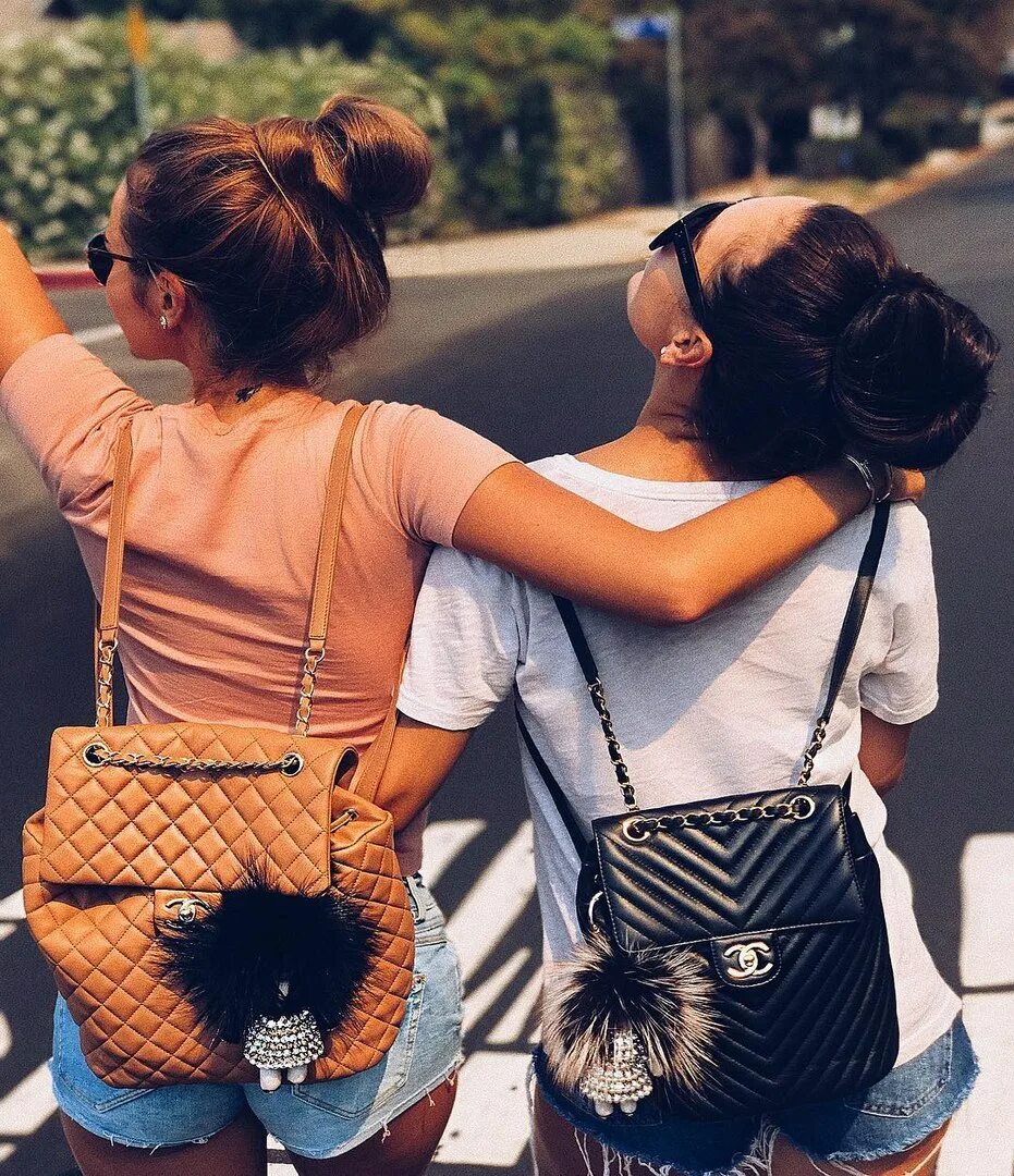 девочки подружки. подружки. про дружбу женщин. фотосессия двух подружек. женская дружба демотиватор.