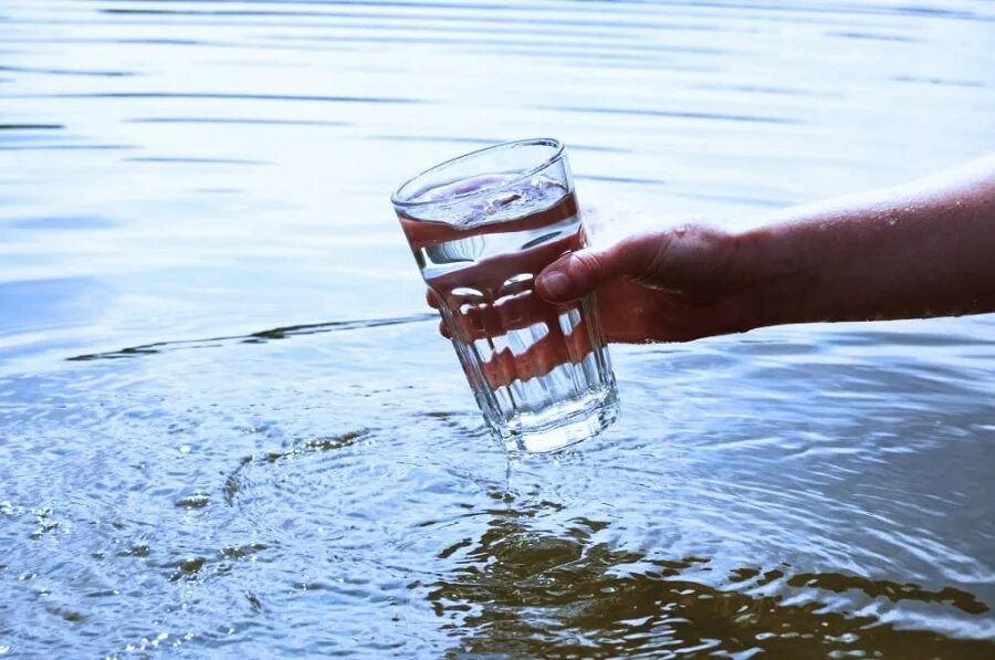 Питьевая вода на белом фоне. Стакан. Минеральная вода в бутылках. Пресная вода в море. Не подходит вода.