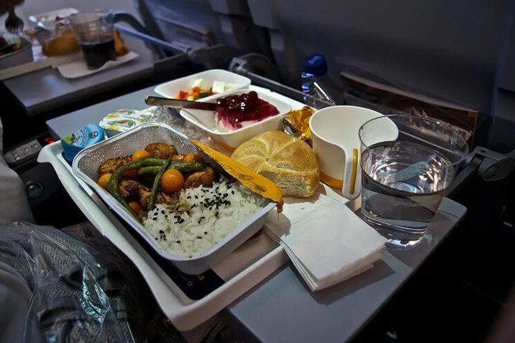 Еда в поезд. Питание в поезде. Обед в поезде. Еда в самолете.