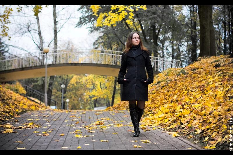 люди гуляют в парке. девушки ходят по парку. девушка гуляет по парку. спортивные прогулки в парке. красивая девушка гуляет.