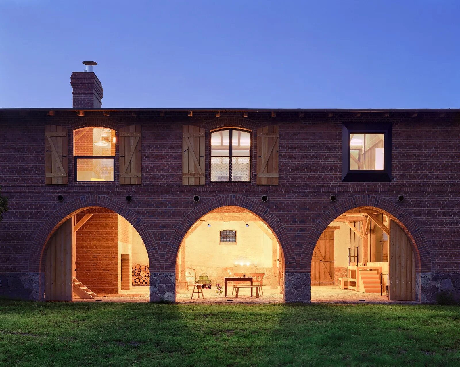 Проект реконструкции здания. Реставрация зданий. Индустриальный стиль в архитектуре. Современный фасад дома культуры. Амбар из кирпича.