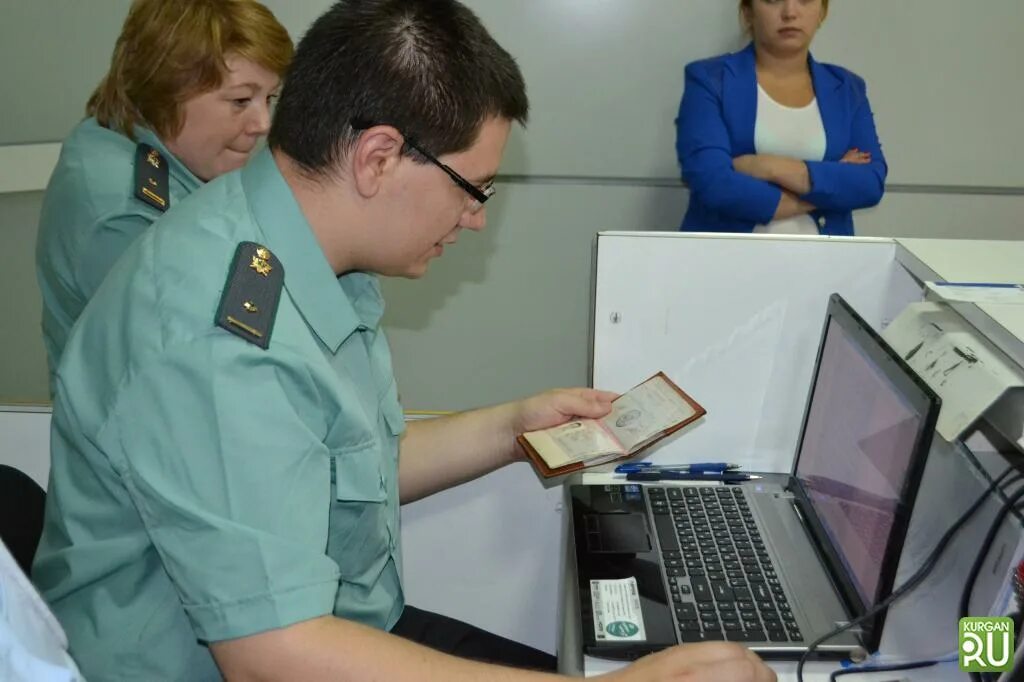 Приставы ограничили выезд. Приставы задержали в аэропорту. Запрет на выезд за границу. Граница судебный пристав.