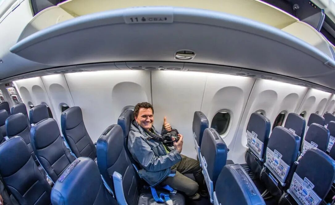 На борту самолета 12 кресел расположены. Сиденья боинг 737 победа. салон самолета победа. победа самолет внутри. кресла в самолете победа.