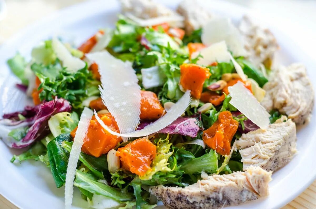 салат с печеной тыквой и курицей. кинза сельдерей петрушка. салат старорусский. петрушка укроп кинза базилик. ароматные салаты.