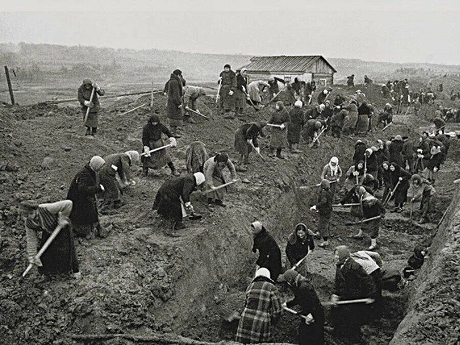 Битва у рва. Сурский рубеж противотанковые рвы. Москвичи роют окопы 1941. Война Ставропольский край 1941 1945. Сурский рубеж окопы.