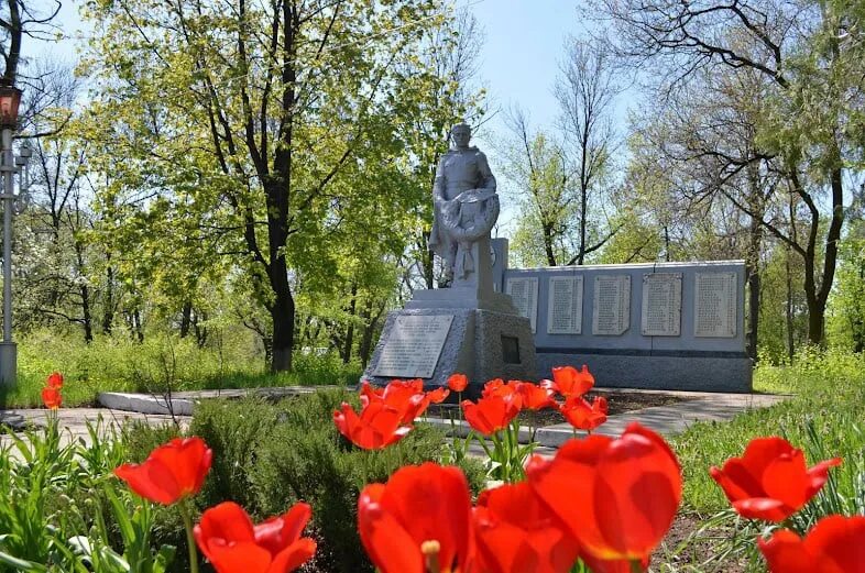 Хатынь братская могила венец памяти. Могилы детей. Памятники чашниково. Мемориал хатынь. Витебск братская могила.