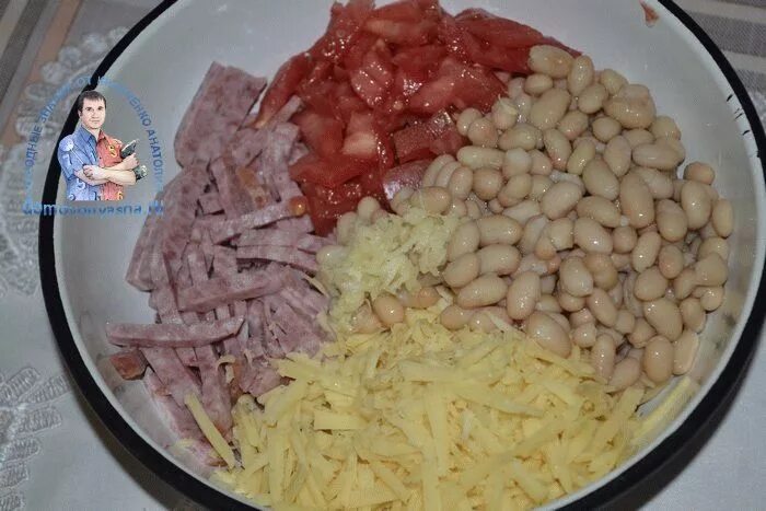 Салат с колбасой и сухариками и помидорами. Салат с кириешками и фасолью и колбасой и помидорами. Салат фасоль с сухариками и колбасой помидорами. Салат с фасолью и ветчиной и помидорами. Салат с фасолью и сухариками и колбасой с помидорами с кукурузой.