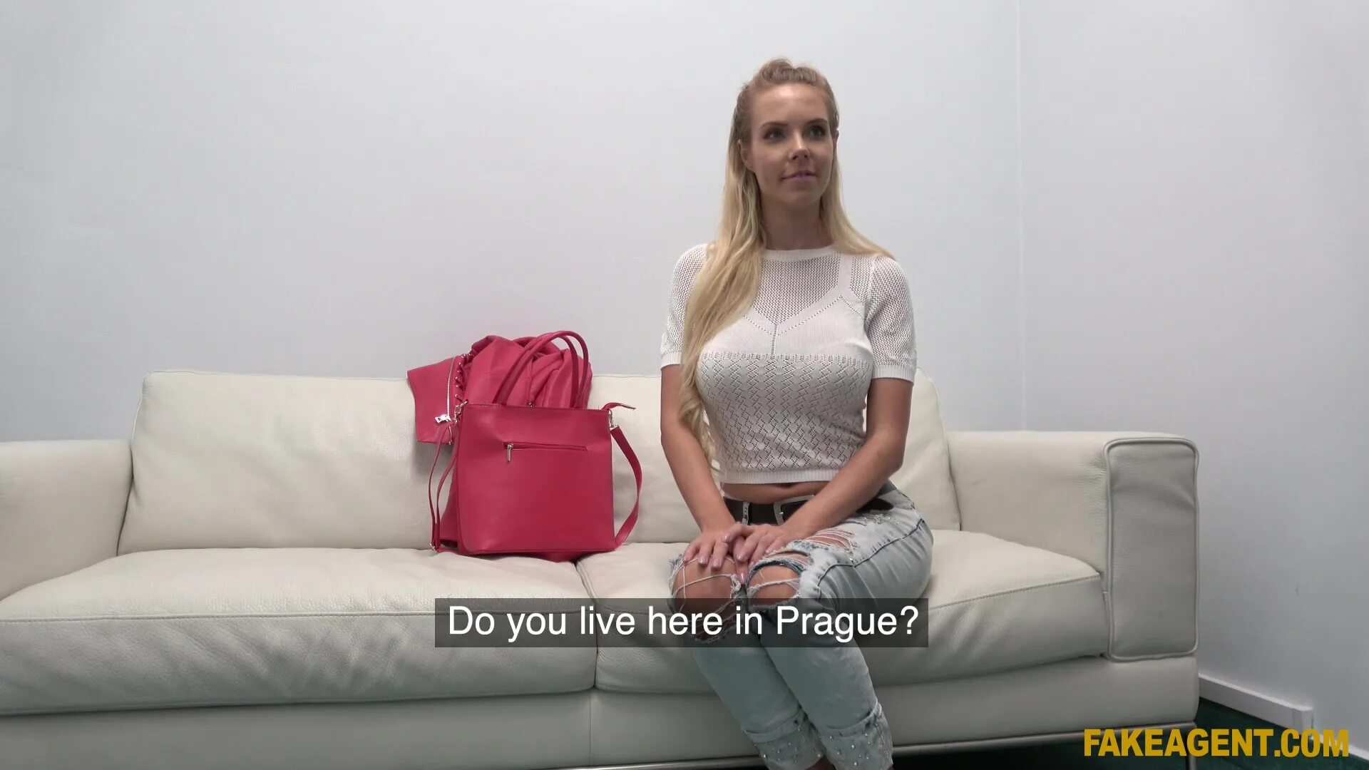 Русская блондинка в fakeagent. Блондинка в шоке от члена. Красивая женщина на порнокастинге. Кастинг агент блондинка. Флоран рассел кастинг.