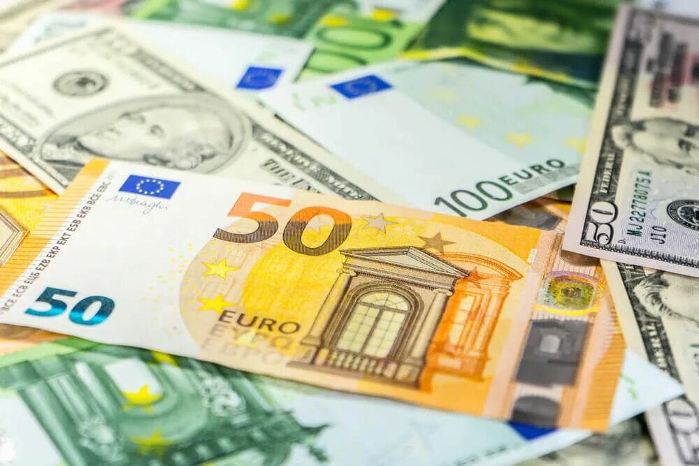 Обмен евро на доллары. Деньги евро. Доллар и евро. Доллары и евро картинки. Обмен евро.