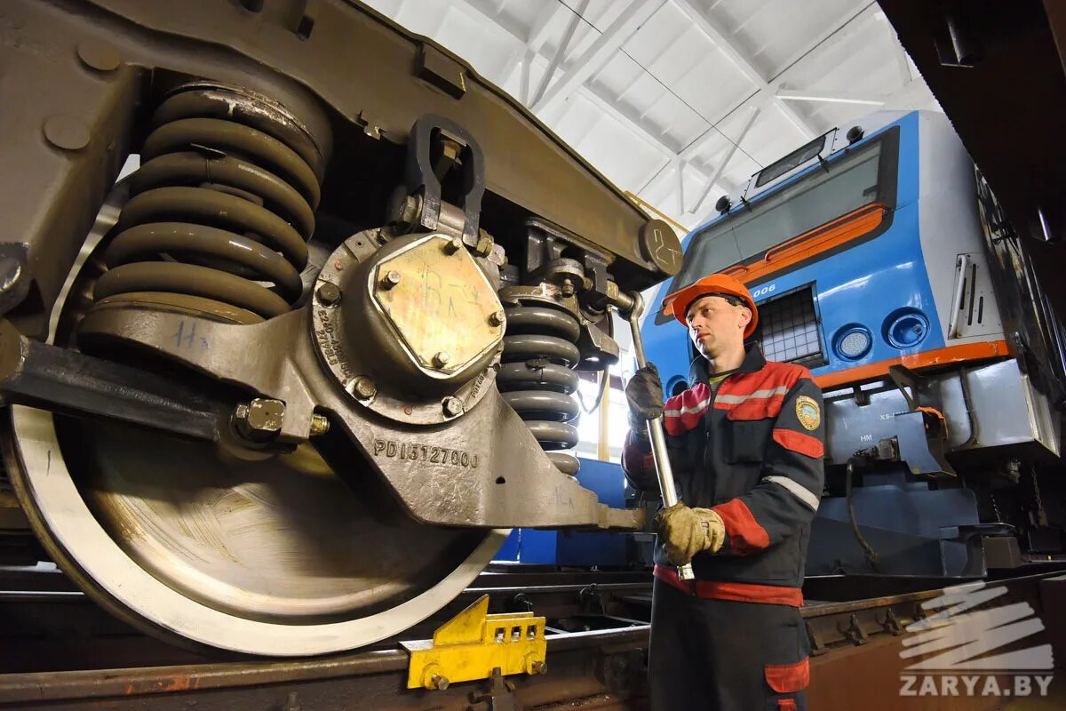 Слесарь депо ржд. Машинист эскалатора. Слесарь депо ржд. Слесарь тепловозов. Рабочие в депо.