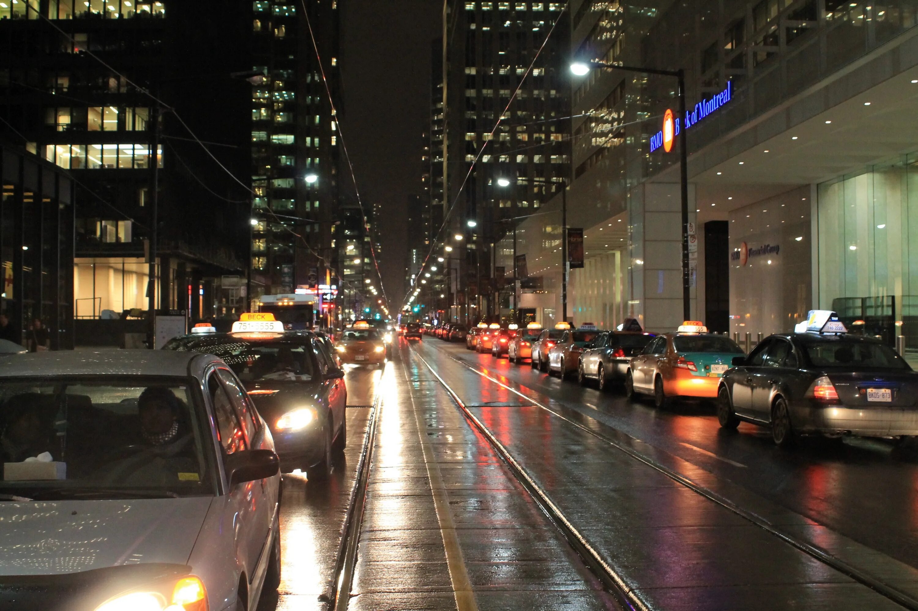 Here traffic. Ночной город из машины. Дорога улица машины. Автомобиль на улице. Ночная улица с машинами.