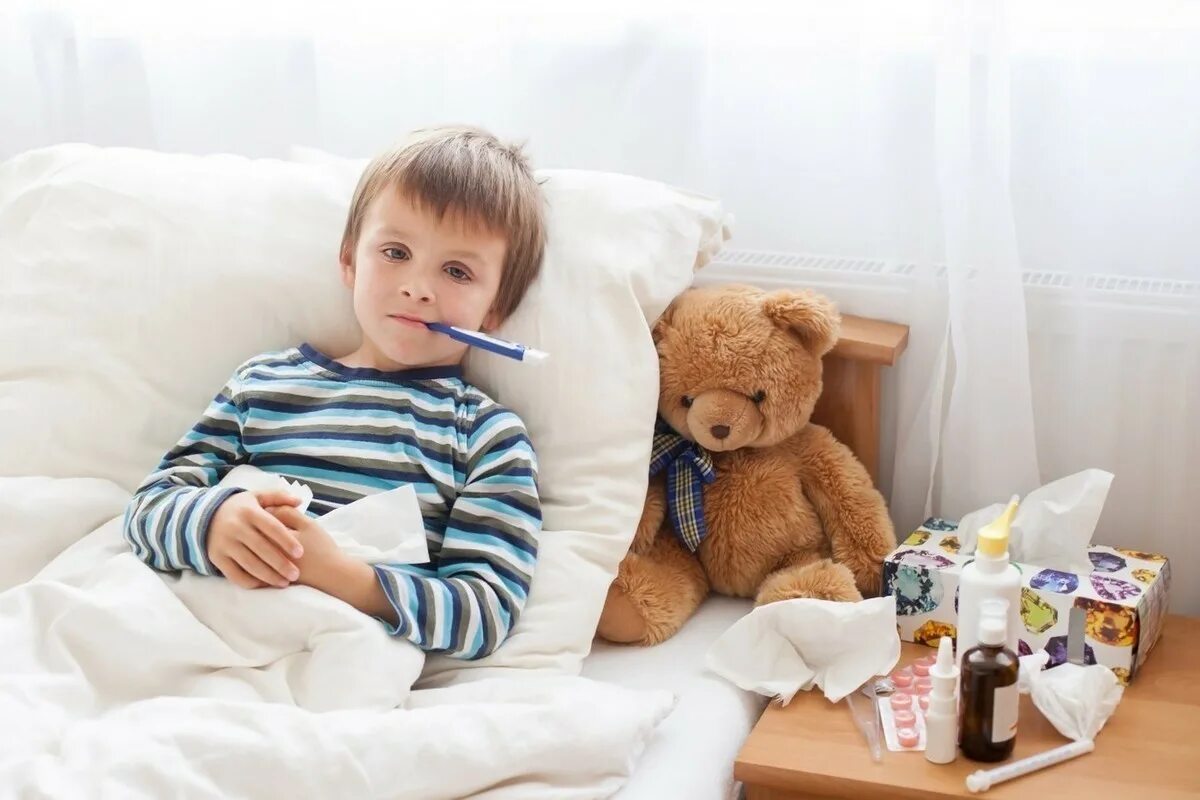 Ребенок заболел часто болеет. Ребенок болеет. Больной ребенок. Грипп у детей. Простуда у ребенка.