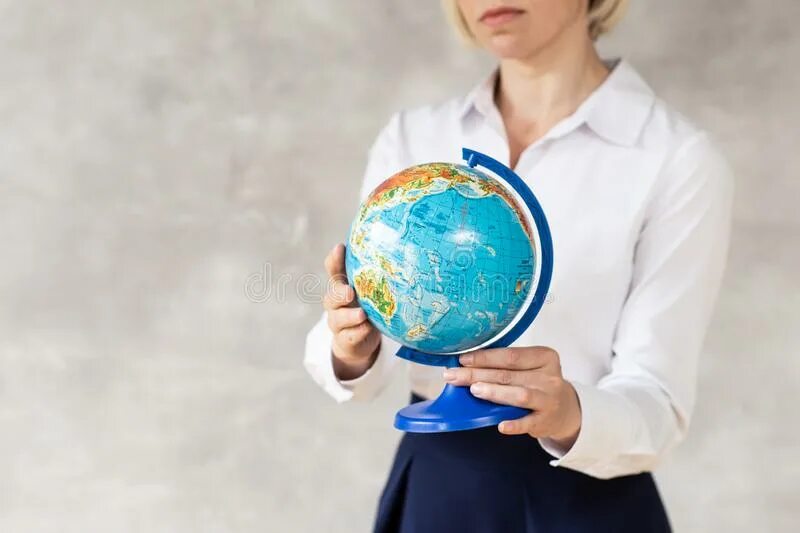 На учителях держится земля. Глобус у доски старая картинка. На учителях держится земля. Дети на земном шаре. Женщина и земля фото.