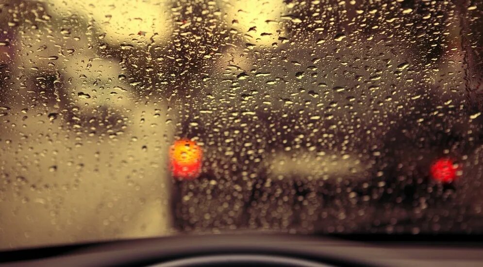 Хорошо в машине в дождь. Машина дождь. Дождь на стекле машины. Дождь на окне машины. Машины дождь осень.