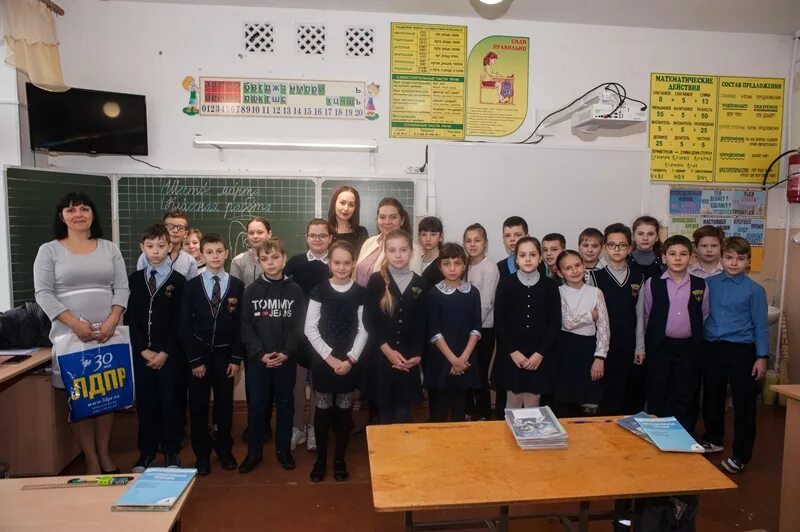 Директор 37 школы севастополь. Сош 37 севастополь. Школа 19 севастополь. Школа 37 севастополь здание. Директор 37 школы севастополь.