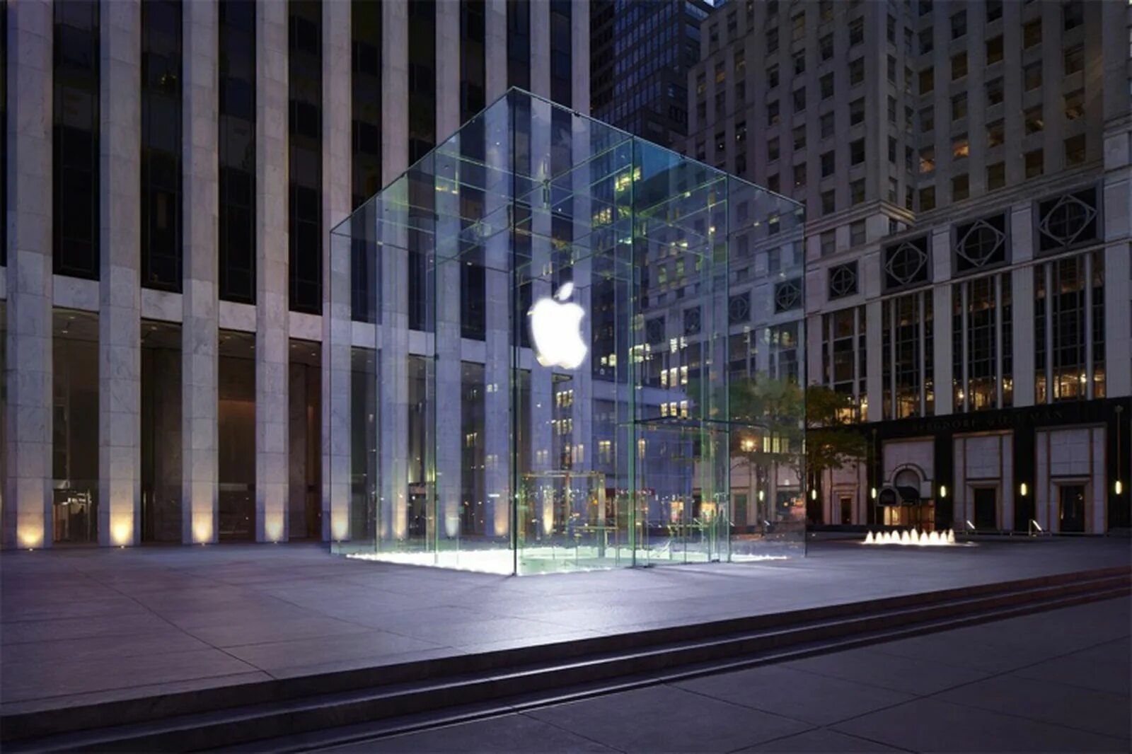 Fifth avenue gallery. Apple Store в Нью Йорке. Store Apple Авеню Нью Йорк. Нью-Йорк магазин эпл куб. Apple 5 Avenue New.