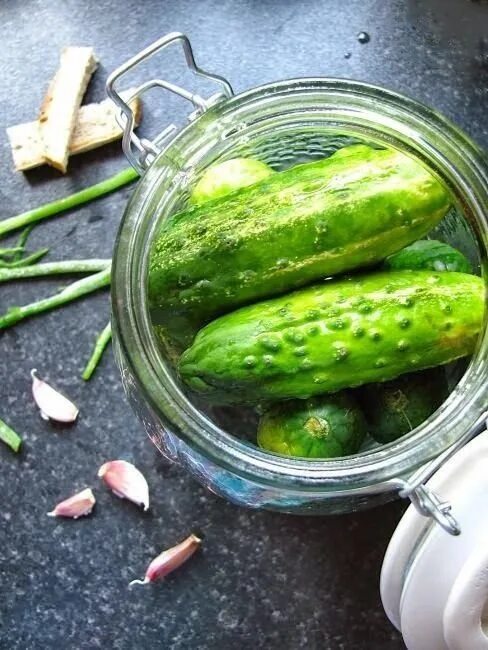 Рецепт малосольных огурцов быстро и вкусно. Малосольные огурчики. малосольные огурцы керри. малосольные огурцы быстрого приготовления. малосольные огурчики быстрого приготовления.