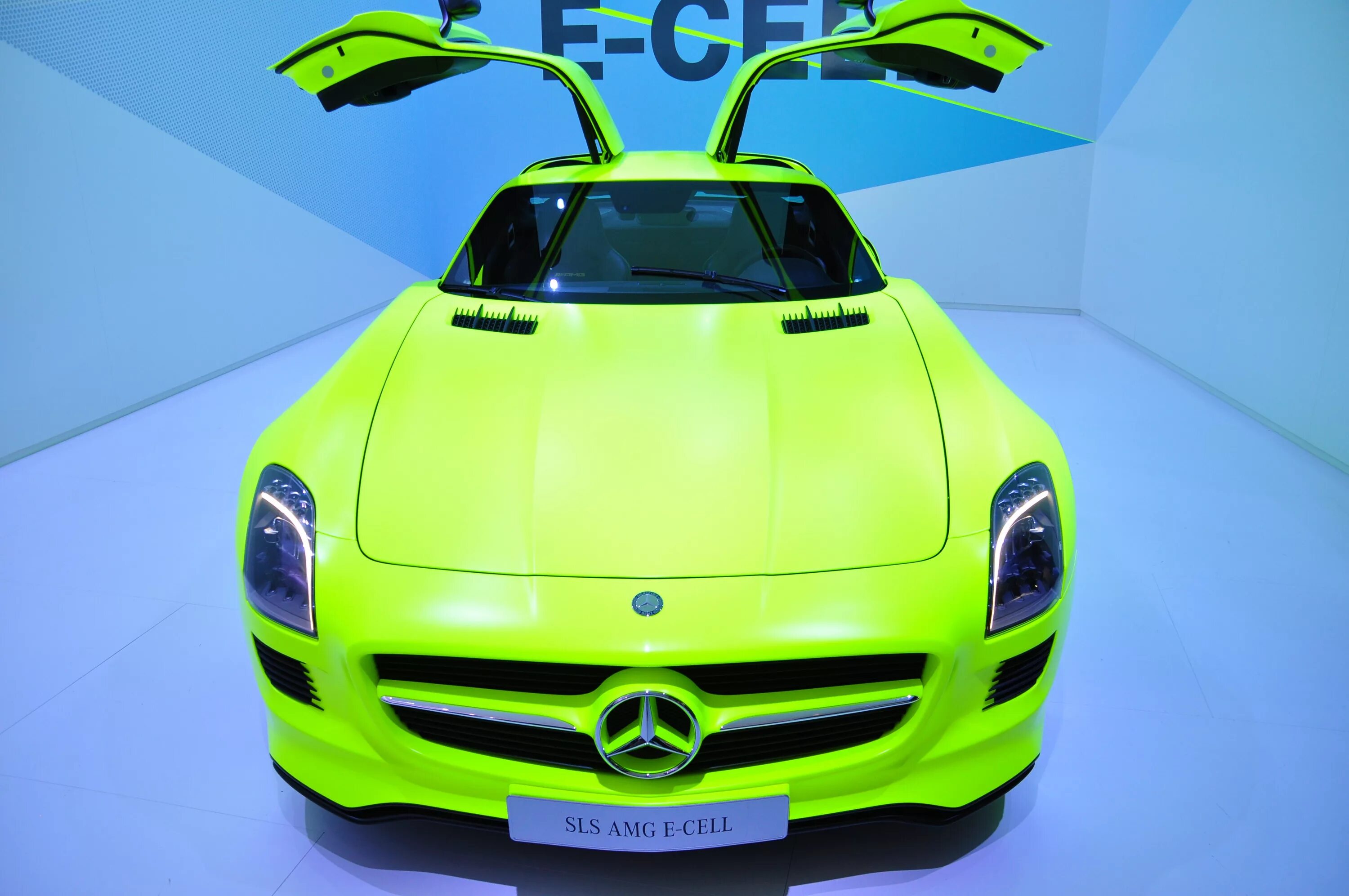 Mercedes-Benz SLS AMG зелёный. Мерседес СЛС АМГ зеленый. Мерседес SLS AMG зеленый. Мерседес АМГ SLS зеленый.