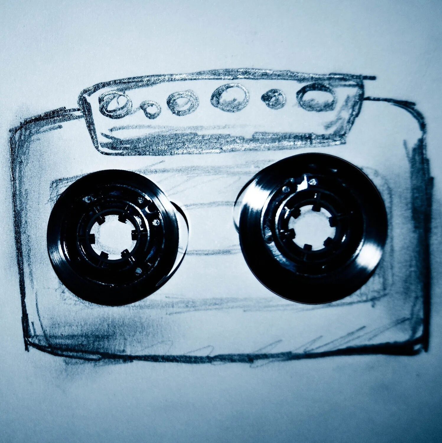Черная белая кассета. Кассета арт. Кассеты фон. Обложки для треков с кассетами. Аудиокассета на черном фоне.