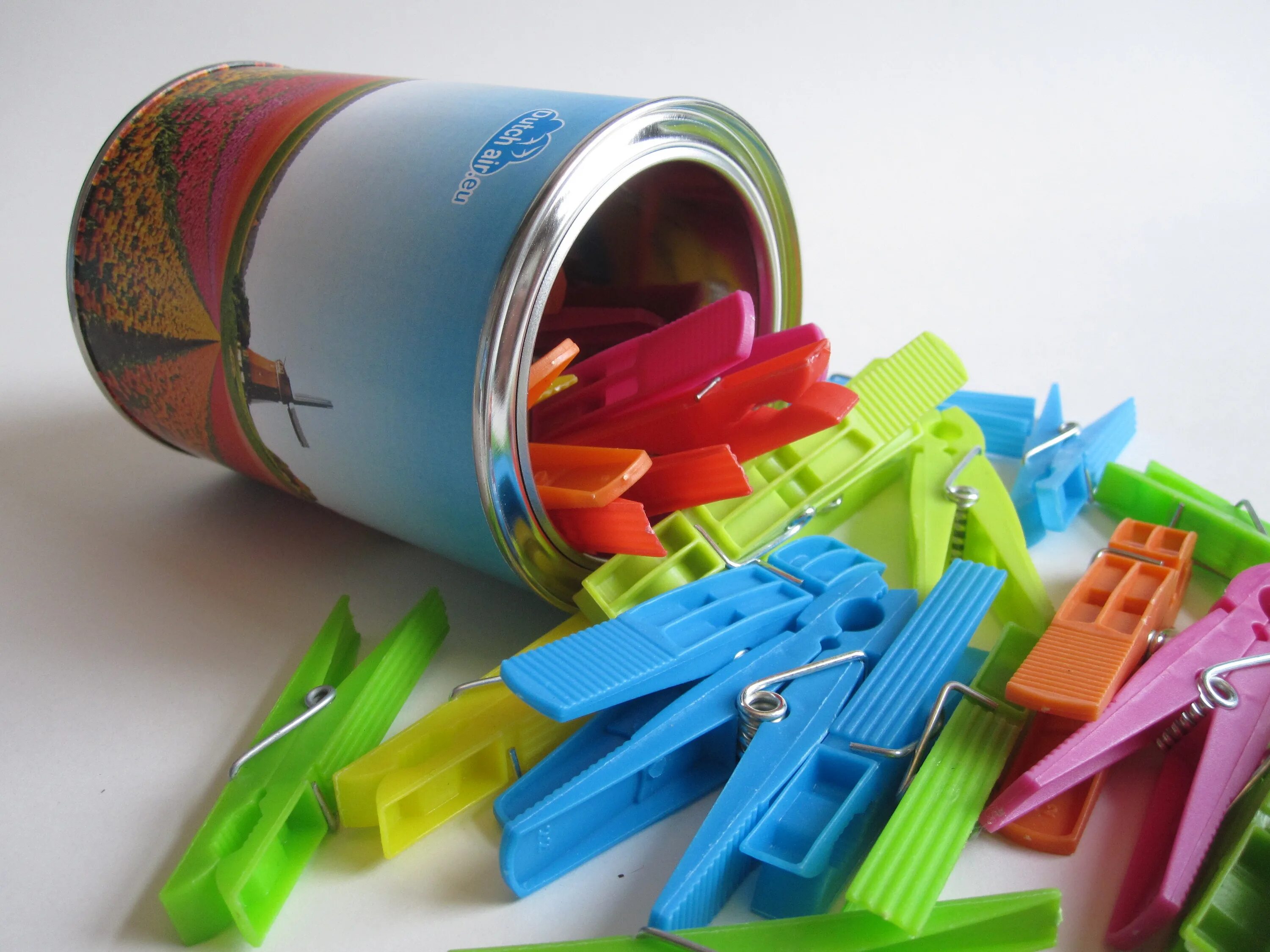 Что делают цветные. Прищепки пластиковые. Яркие прищепки. Бумажная игрушка прищепка. Цветные прищепки для детей.