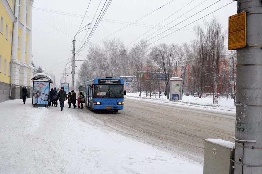 Автобус зимой Барнаул. Автобус Барнаул зима. Общественный транспорт Барнаул зима. Автобусная остановка Барнаул.