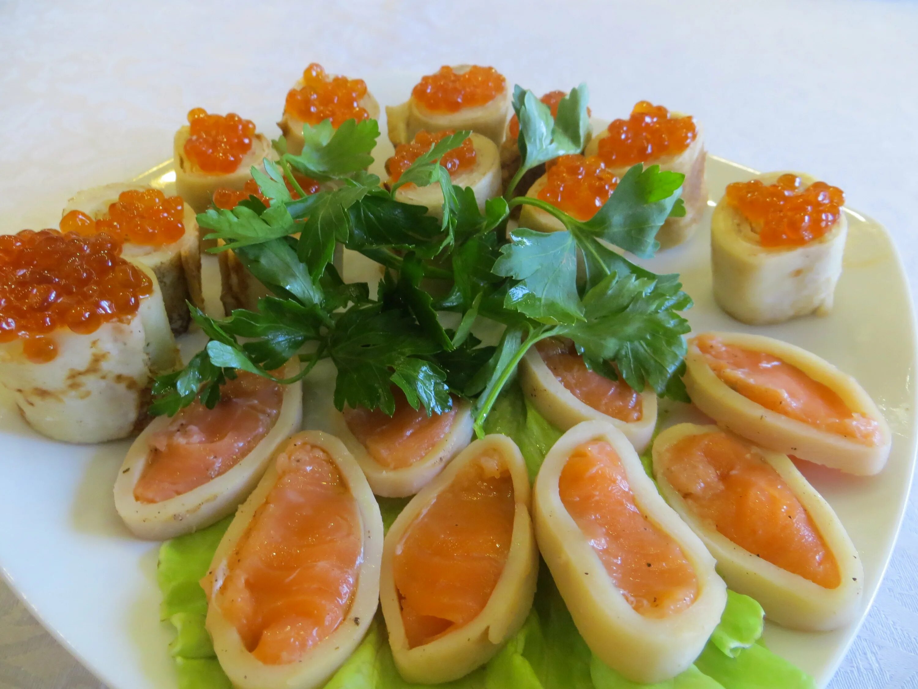 красивые блюда из рыбы. тарталеткис краснойрыбной. тарталетки творожный сыр и семга. закусочные бутерброды на праздничный стол. красивые закуски с рыбой.