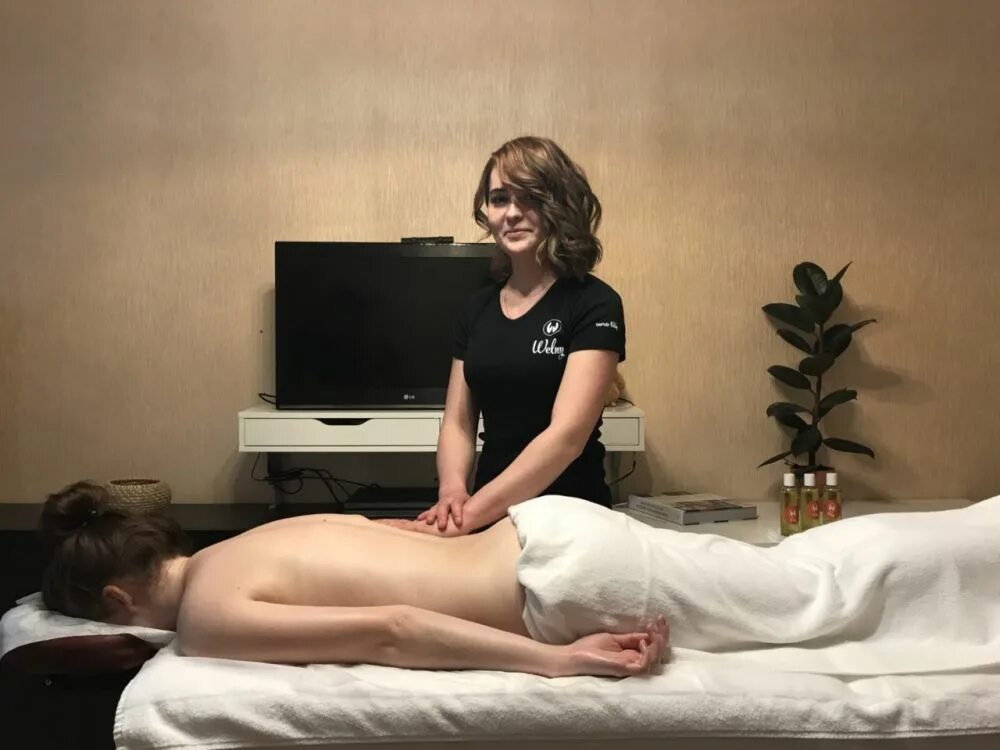 Private massage lesson. Интересный массаж для женщин. Массажист на дом. Массаж на дому. Фотосессия для мастера массажа.