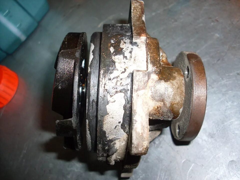 Водяной насос ваз 2101. 6. Помпа уаз чугунная износ. Ремкомплект помпы ваз 2114. Как понять что помпа.