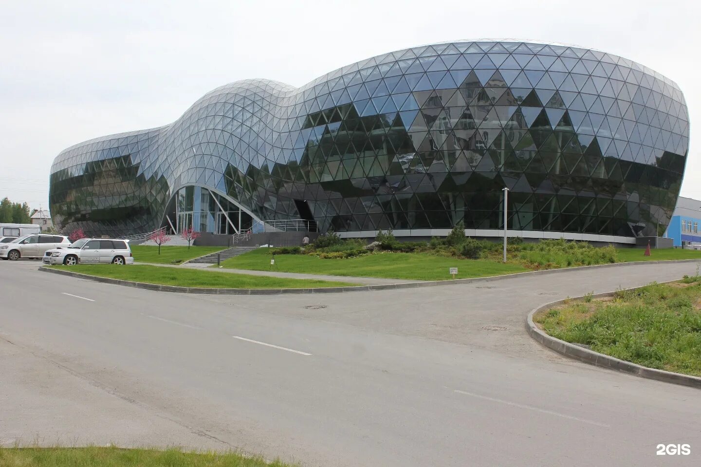 Оперный театр новосибирск лето. Фонтан у глобуса новосибирск. Новосибирск красивые места города. Новосибирск достромичательности. Технопарк академ новосибирск.