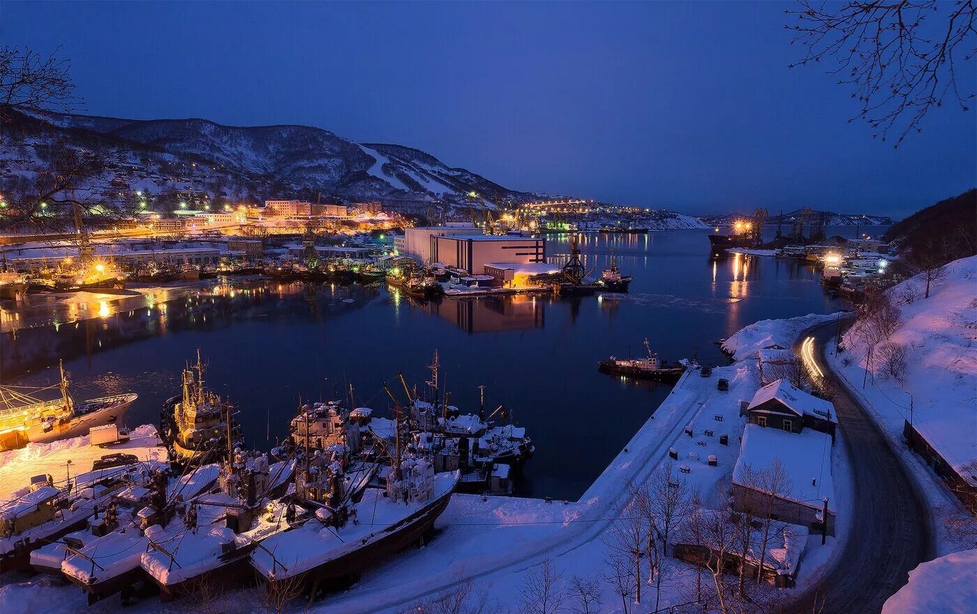 Камчатка город петропавловск камчатский авиапорт. Петропавловск-камчатский 1740. Петропавловск-камчатский. Петропавловск-камчатский 2021 город. Седанка камчатка достопримечательности.