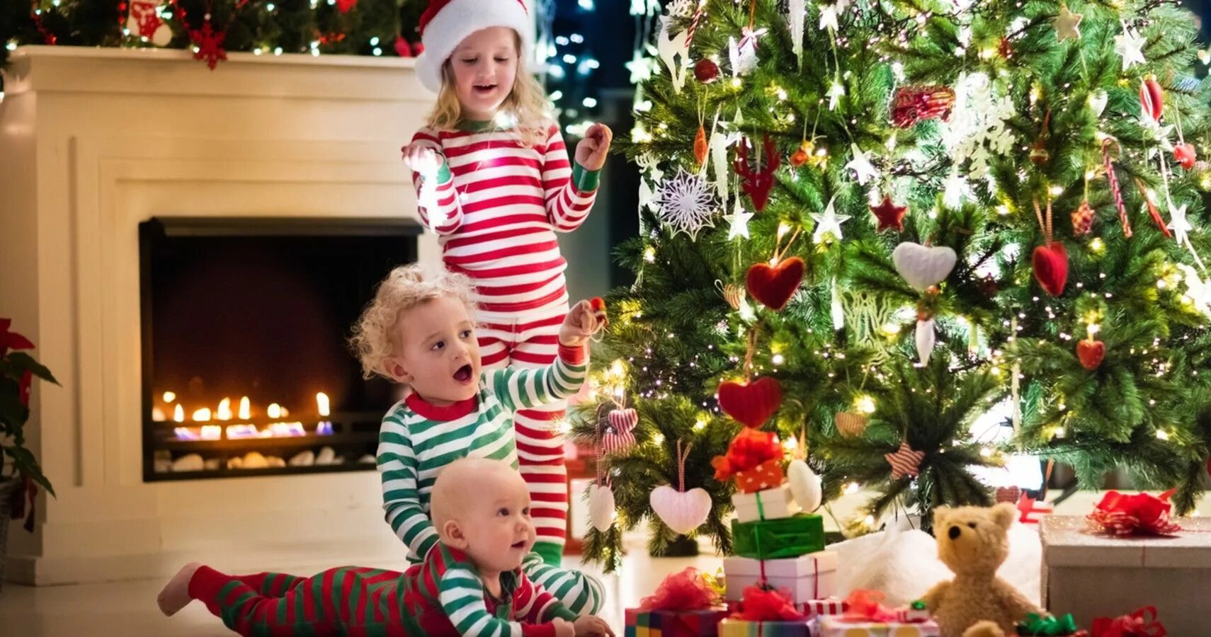 Дети наряжают елку. Семья наряжает елку. Праздничная елка и детишки. Наряжение елки. Дети украсили елку