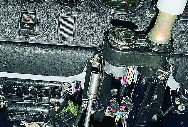 Крепление руля ваз 2106. Как поменять рулевую колонку на ваз. Промежуточный рулевой вал ваз 2106. Крепление рулевого вала ваз 2106. Крепление рулевой колонки 2107.