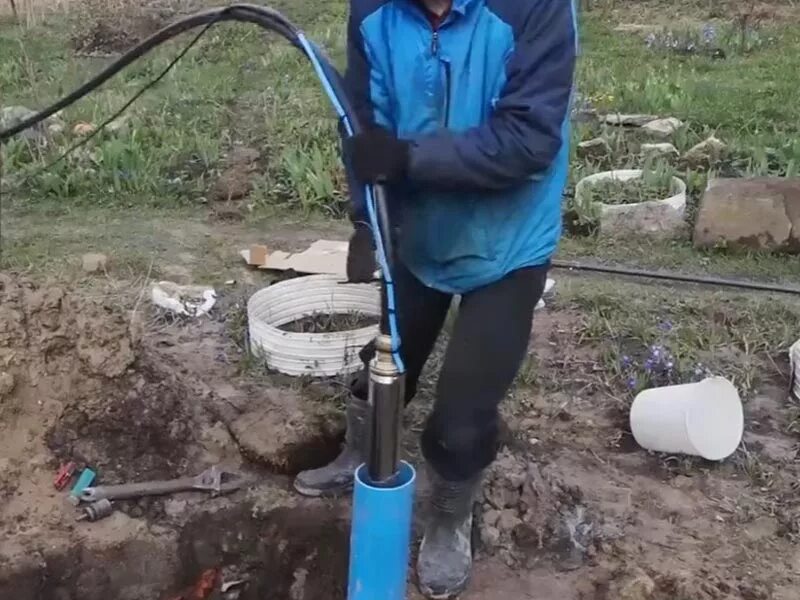 На сколько бурят скважину на воду. Абиссинская скважина глубина бурения. Бурение Абиссинской скважины с обсадной трубой. Абиссинская скважина с обсадной трубой 110 мм. Скважинный заземлитель.