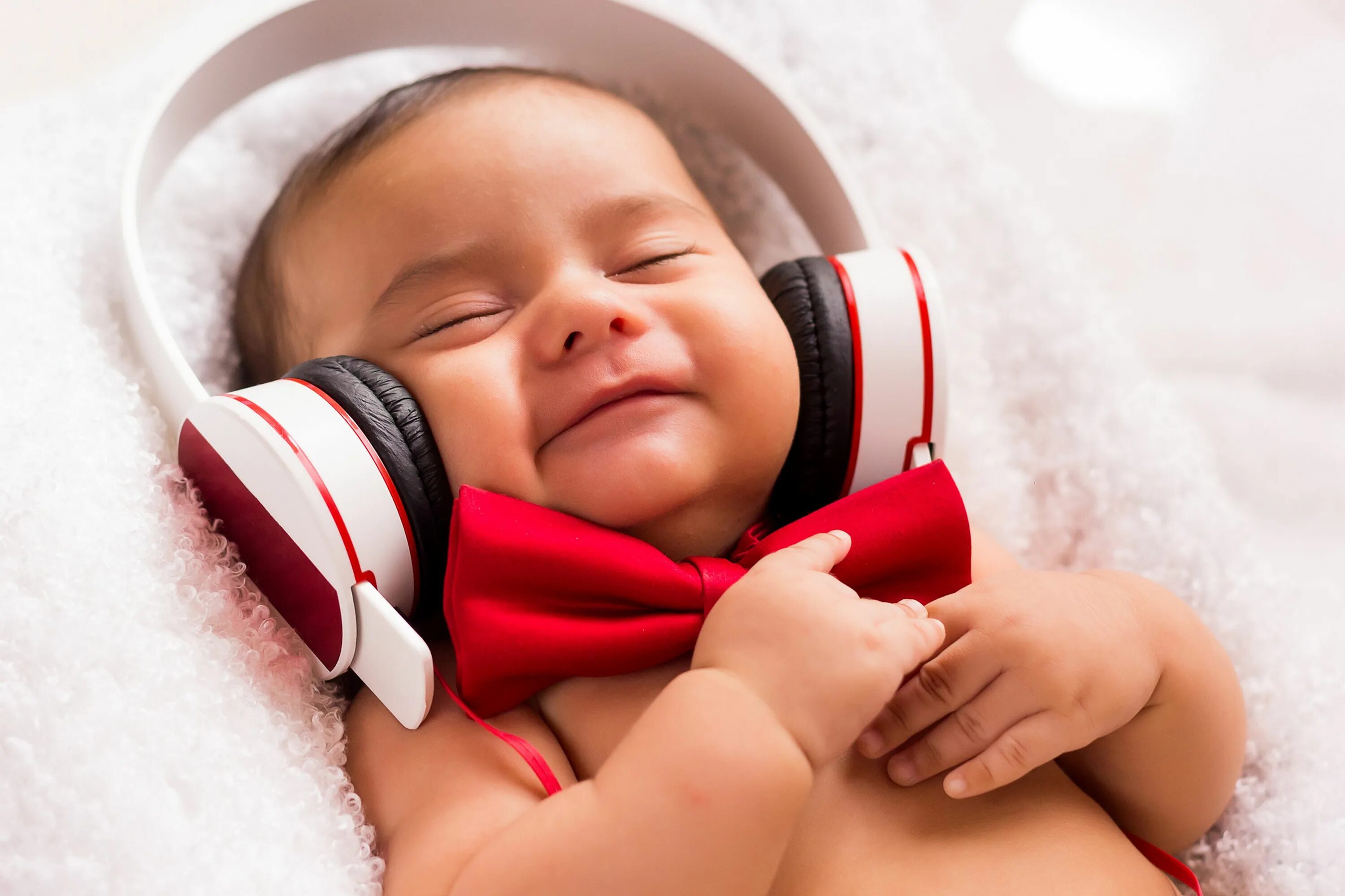 Ребенок слушает. Музыкальный слух ребенка. Дети СЛУШАЮТ музыку. Маленький ребенок в наушниках. Шум детские слушать