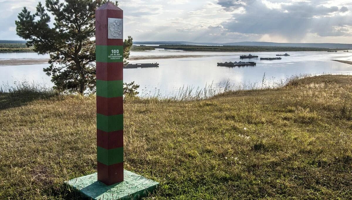 Граница на суше. Пограничный столб России. Пограничный столб РФ. Граница России пограничный столб. Столб пограничников России.