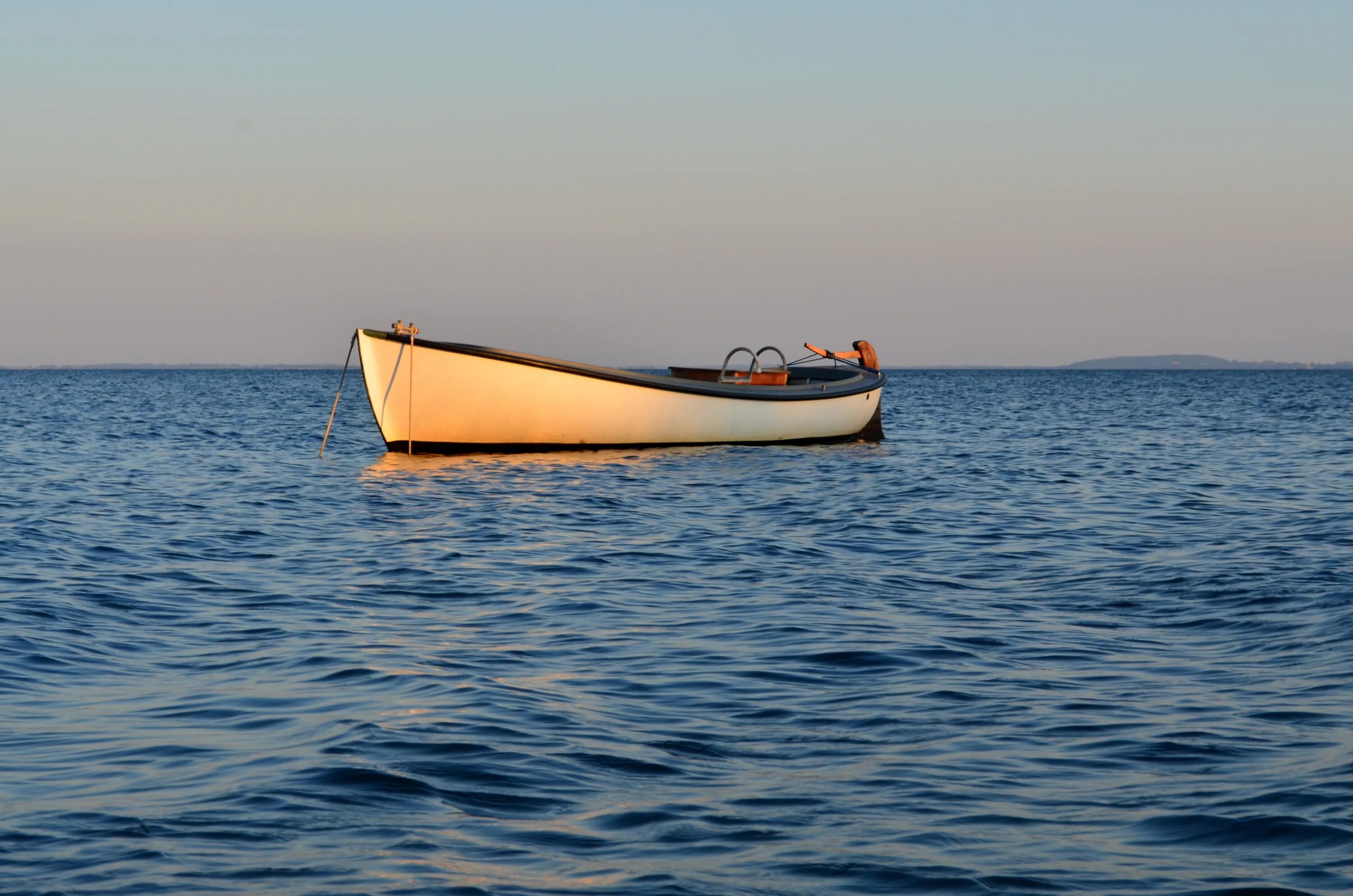 Лодка sea. Лодка в море. Лодка на воде. Катер в море. Лодка по морю.