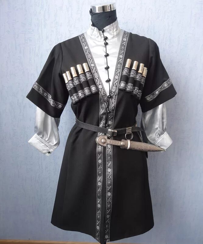 Кафтан горцев. Черкеска грузинский национальный костюм. Черкеска казачья кубанская. Осетинский национальный костюм черкеска. Белая черкеска с газырями.