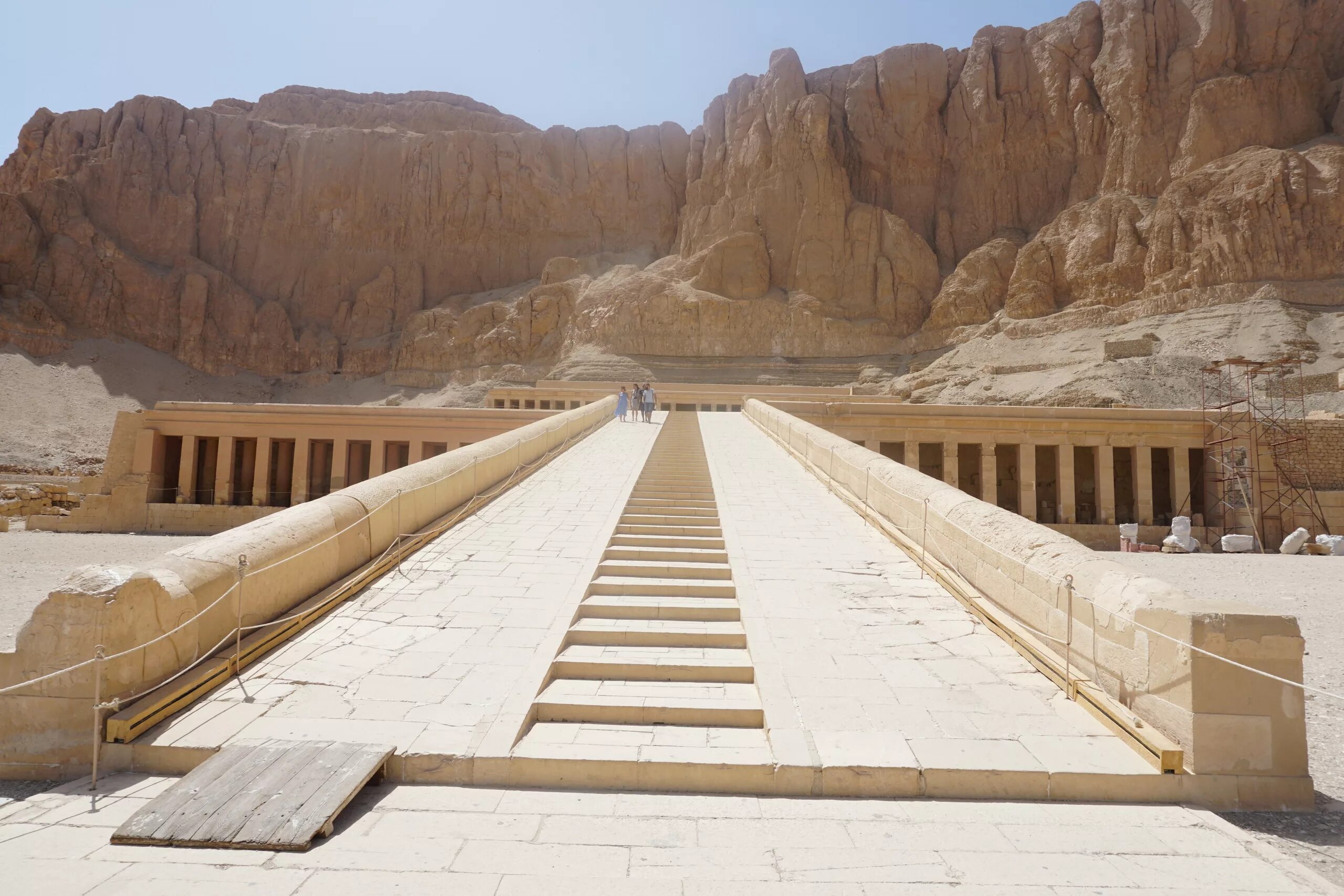 Храм царицы египта. Храм царицы хатшепсут. Храм хатшепсут, луксор, египет. Храм царицы хатшепсут в дейр-эль-бахри. Храм хатшепсут в египте.