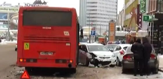 Аварии автобусов в Казани фото. Автобус красный ванхоол Ярославль. Красные автобусы в Рязани.