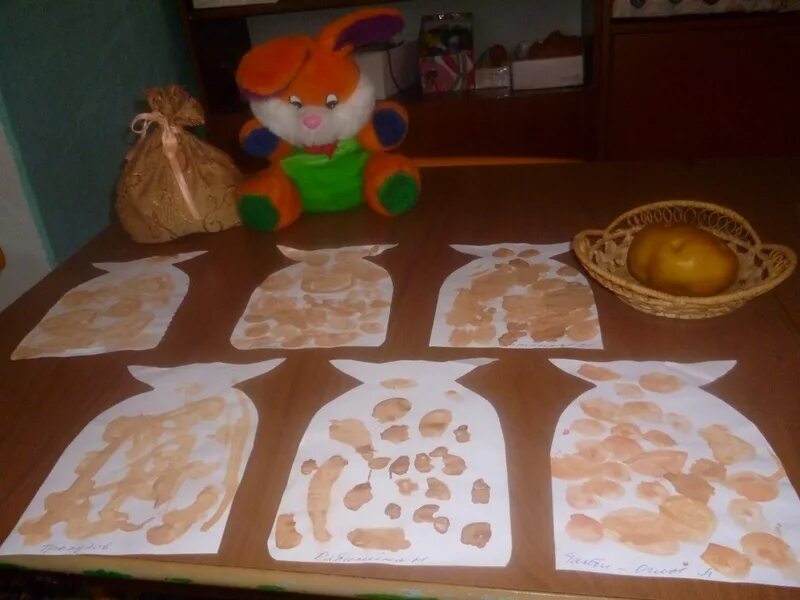 Рисование в младшей группе. Рисование хлеб младшая группа. Занятия в младшей группе детского сада. Аппликация хлеб.