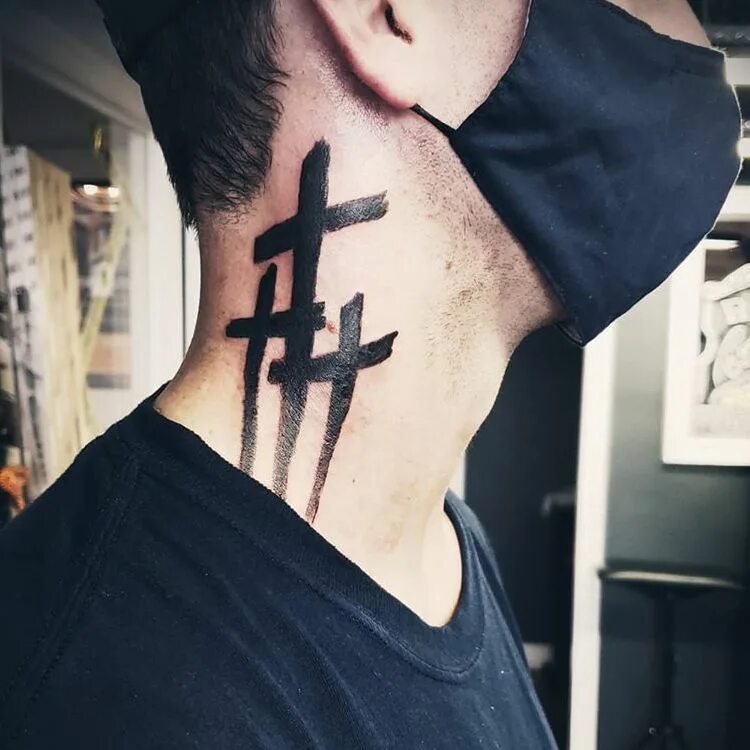 Что значит тату на шее. Тату крест на шее.