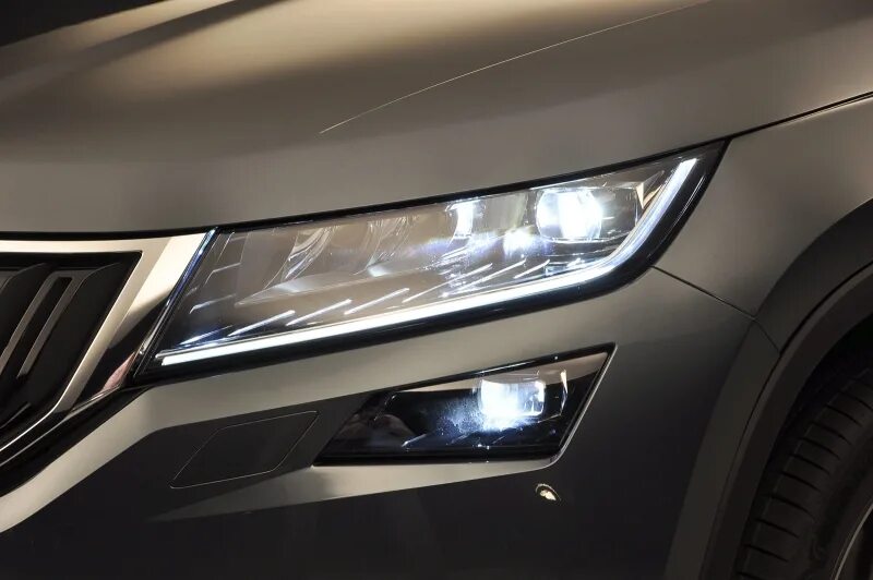 Шкода кодиак лампы ближнего света. Фара шкода кодиак. skoda kodiak матричные фары. светодиодные фары skoda kodiaq fl. фара kodiaq led.