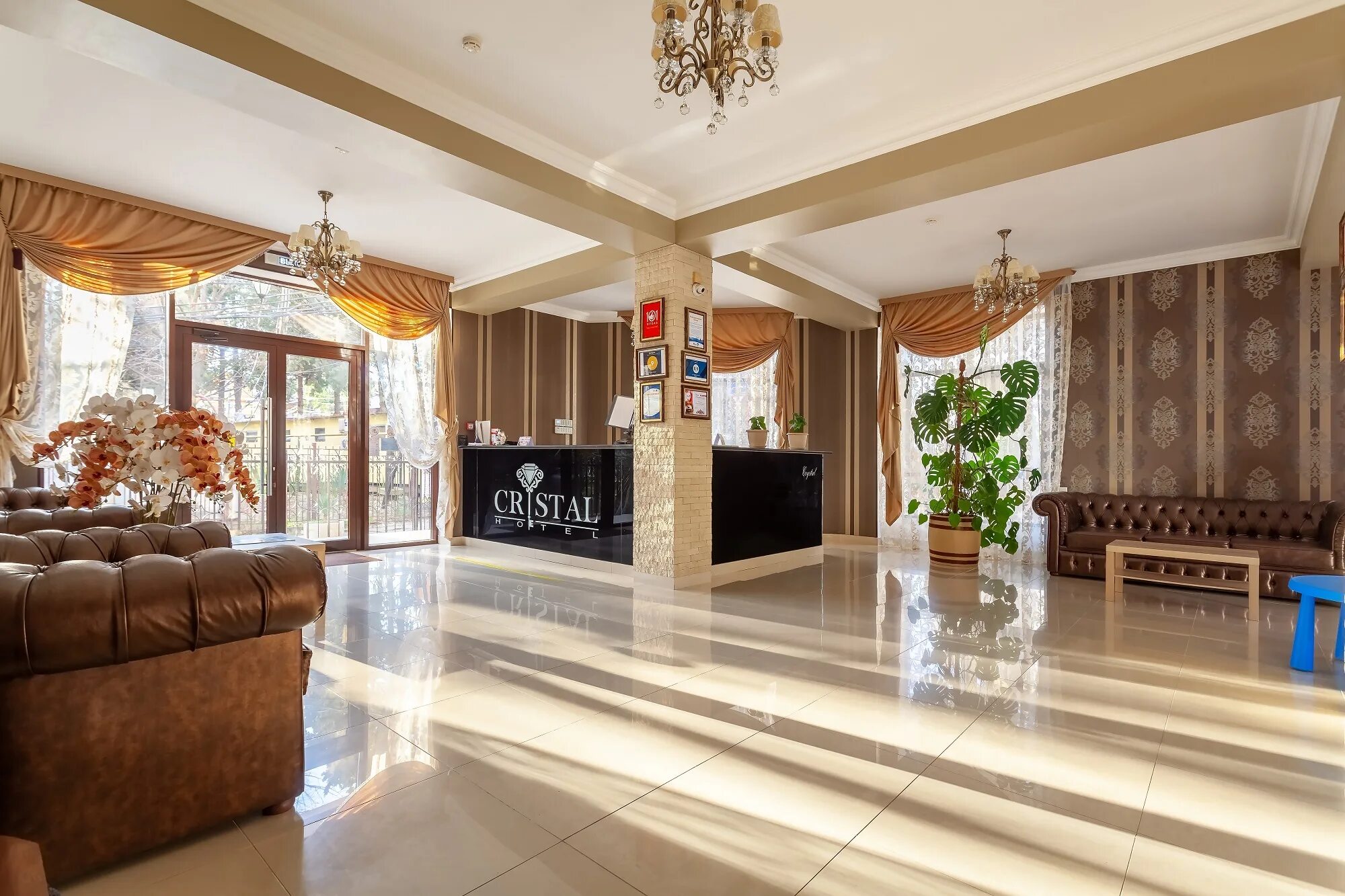 Кристалл 3 казань отель. Грейс кристалл адлер. Ресторан кристалл казань. Гостевая кристалла. Гостевая кристалла.