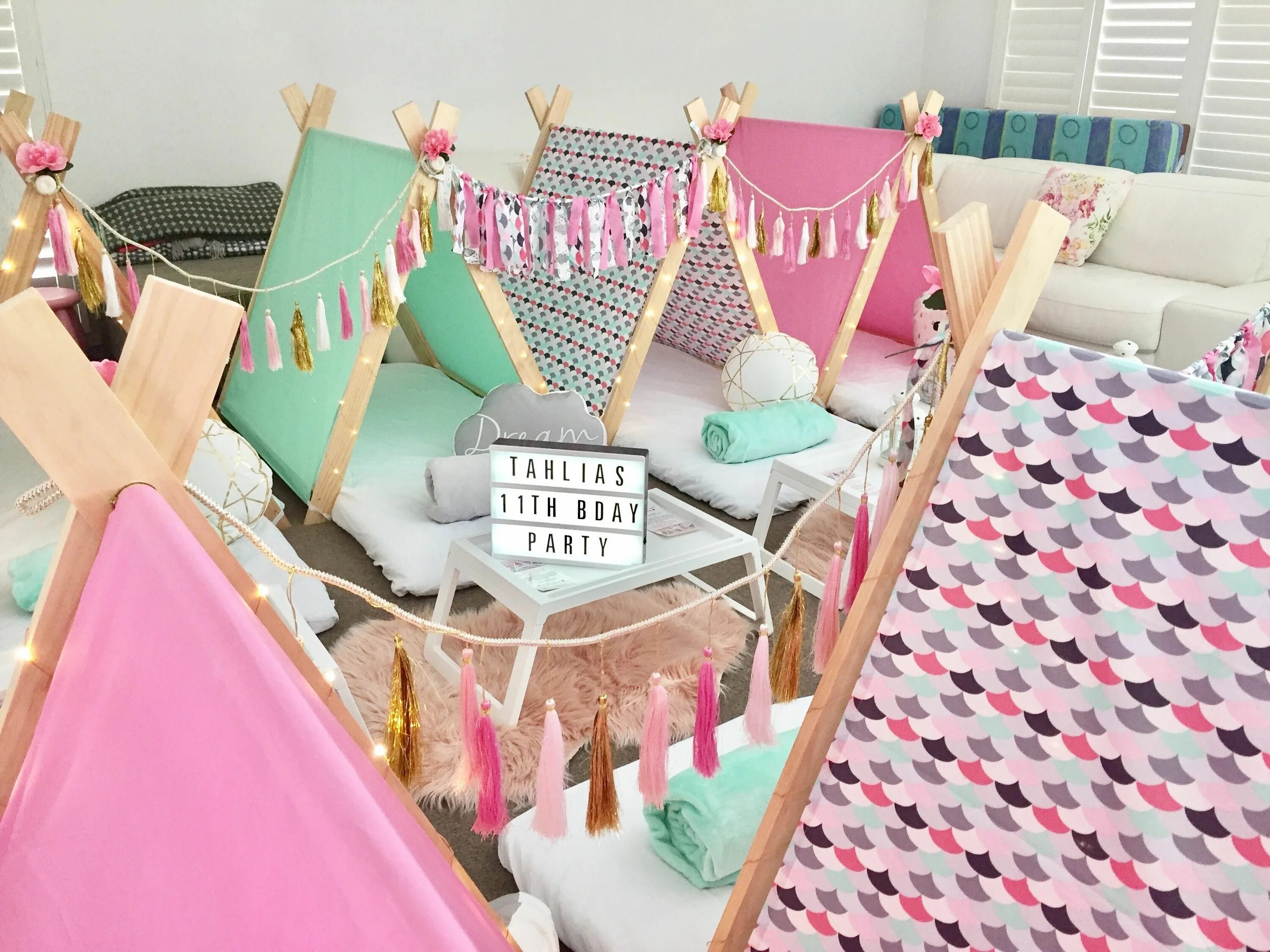 Пижамная вечеринка. Комната для пижамной вечеринки. Идеи для пижамной вечеринки. Др в стиле пижамной вечеринки. Девичник в стиле пижамной вечеринки.