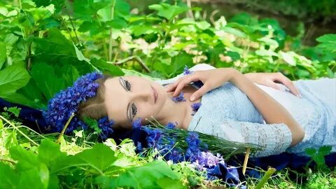 Видишь девушку в цветах