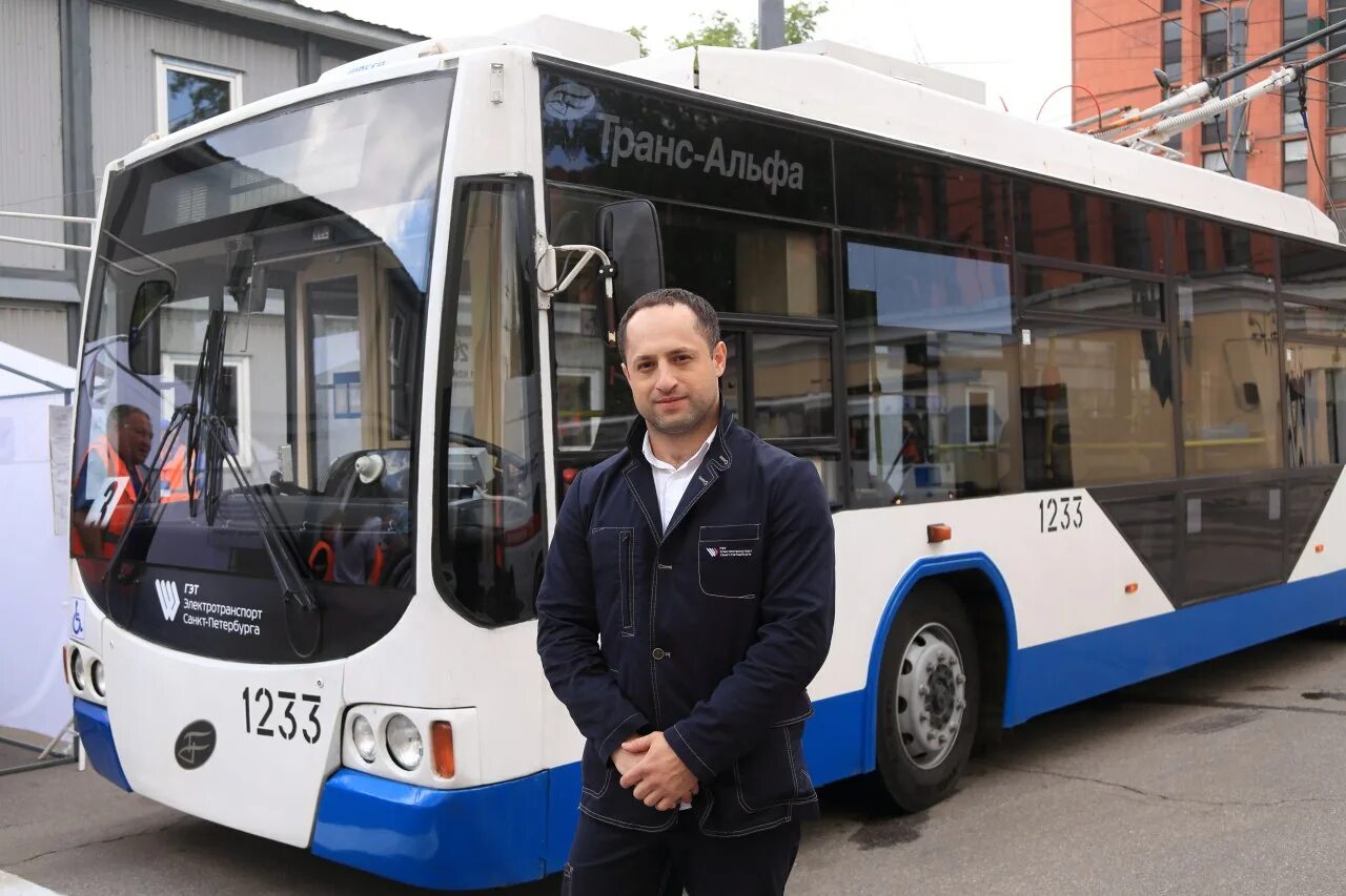 Форма водителя троллейбуса. Форма водителя троллейбуса спб. Водитель троллейбуса петербург. Вячеслав потанин вологда водитель троллейбуса. Троллейбус фото.