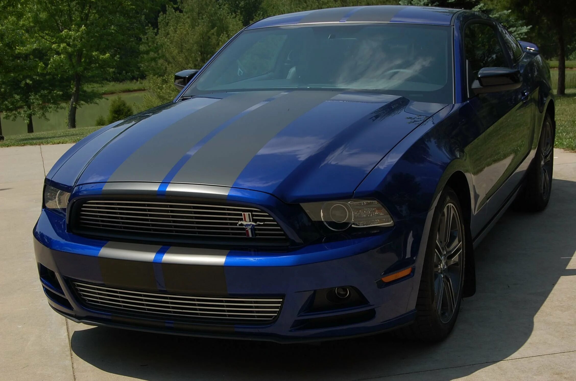 Две полосы машина. Ford mustang 2023 синий. Мустанг gt 350. Спортивные полоски на авто. Ford mustang с 2 полосками.